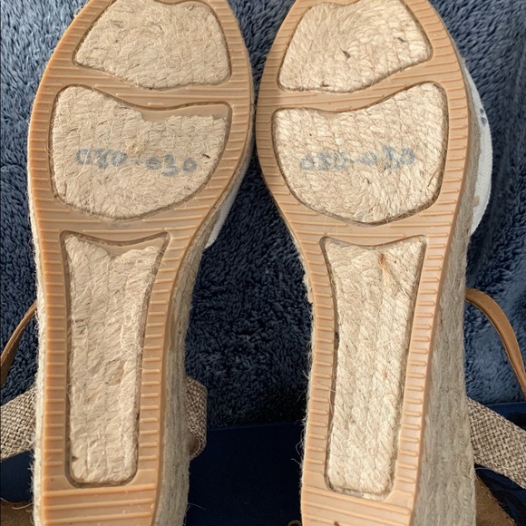 White Mountain Cream Wedges - Picture 4 of 4